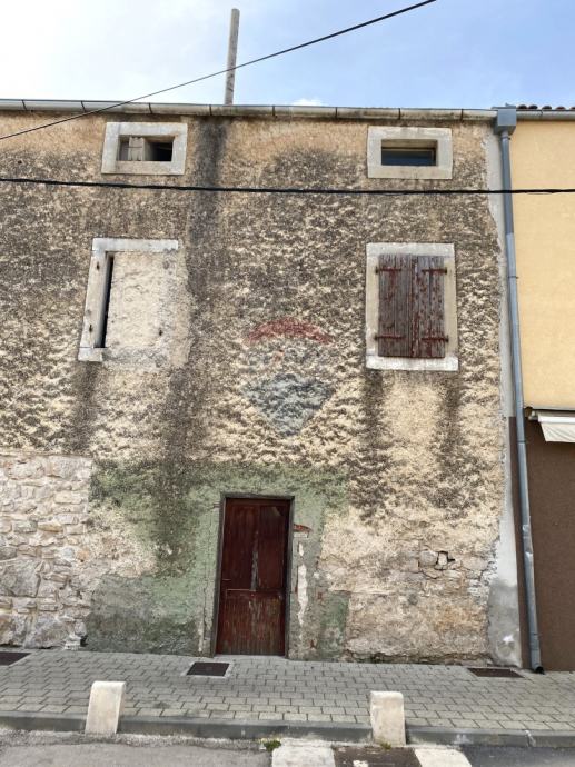 Kuća za obnovu u centru Pirovca (prodaja)