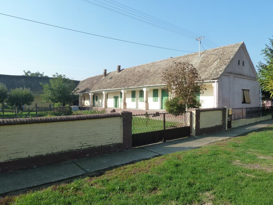 Seosko imanje  Popovac, kuća prizemnica 958 m2 (prodaja)
