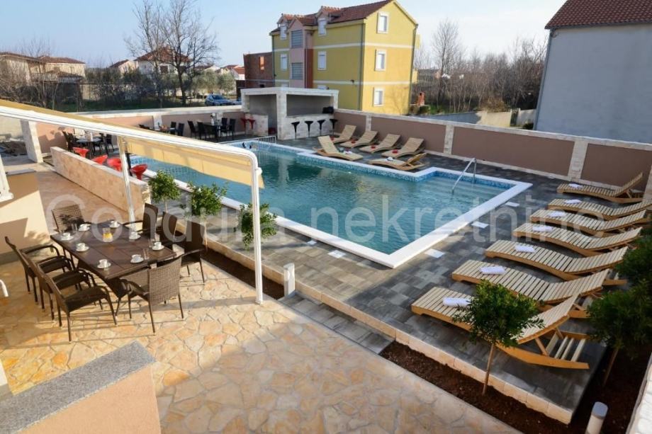Privlaka, predivna apartmanska kuća sa dva bazena (prodaja)