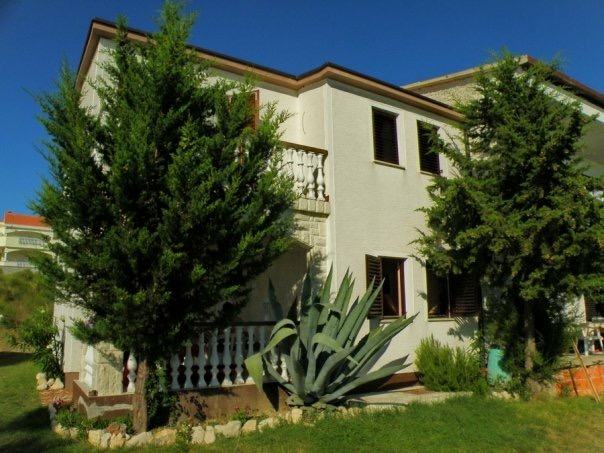 Kuća: Zadar, Rtina, katnica, 130 m2 + 150 m2 okućnice, 50 m. od plaže (prodaja)