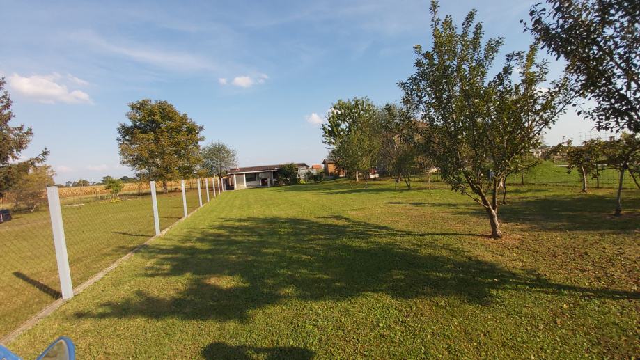 Kuća: Ščitarjevo, prizemnica, 30.80 m2+ garaža 56,70m2, 932 m2 zemljiš (prodaja)