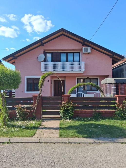 Kuća: Slavonski Brod, 300.00 m2