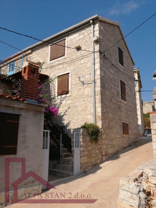 Renovirana kamena kuća s dvije spavaće sobe i dvorištem (prodaja)