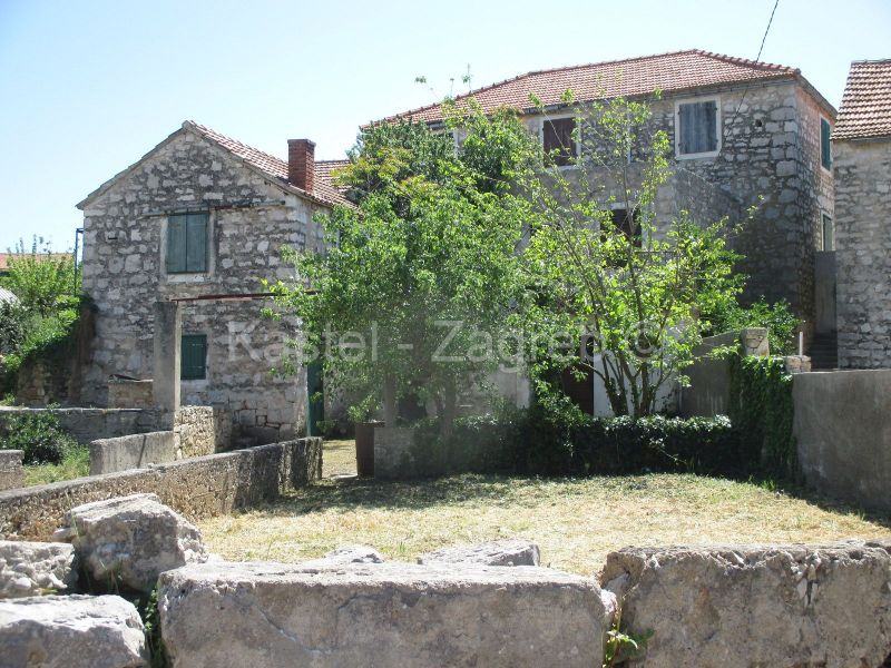 Kuća: Šolta ( Gornje selo), kamena, 120 m2 (prodaja)