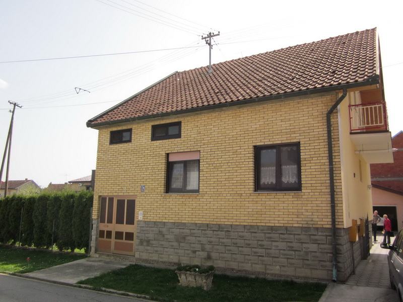 Kuća: Višnjevac, visoka prizemnica 160 m2, šesterosobna, 2 garaže (prodaja)