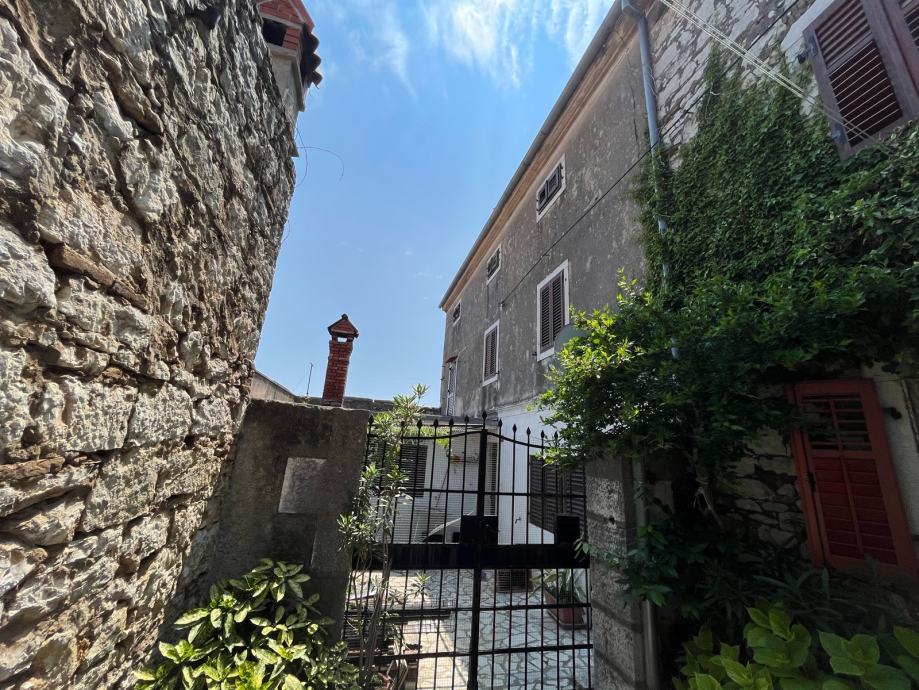 Kuća Vrsar stari grad, 165 m2 - za renovaciju (prodaja)