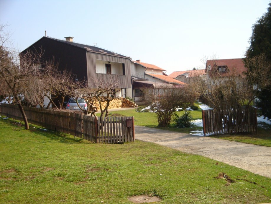 Kuća: Zagreb (Sesvetski Kraljevec), Inino naselje, katnica 225 m2 (prodaja)