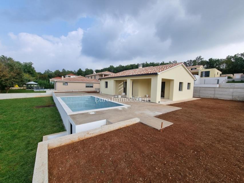 Labin okolica - moderna villa s bazenom u izgradnji (prodaja)