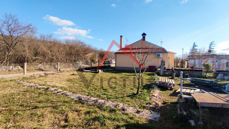 Labin, Trget - obiteljska kuća na selu kraj mora (prodaja)