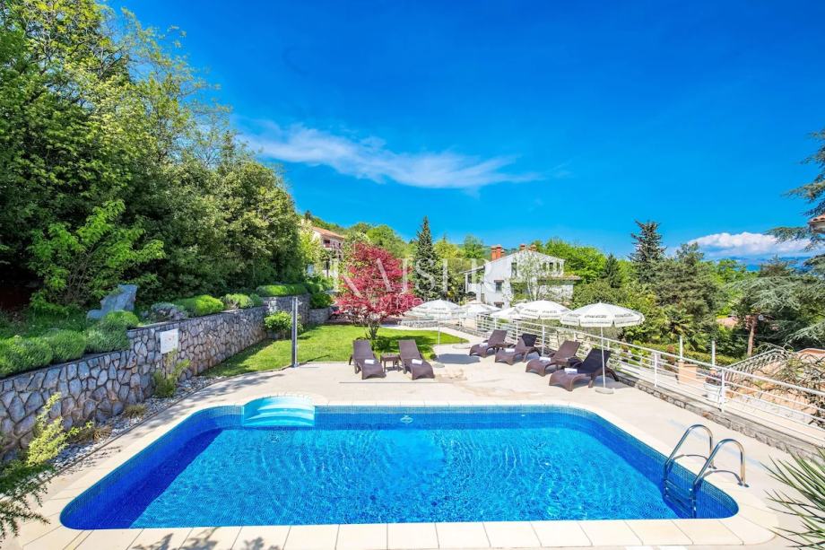 Lovran – Apartmanska vila s velikim zemljištem i projektom za boutique ...