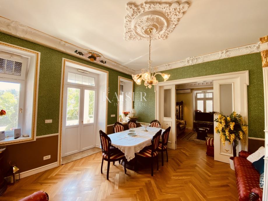 Lovran – Luksuzan stan u povijesnoj vili s velikom okućnicom (prodaja)