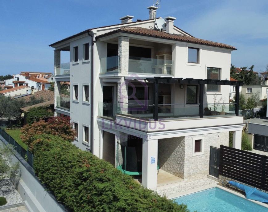 Luksuzna kuća s bazenom i sunčalištem u blizini mora (prodaja)