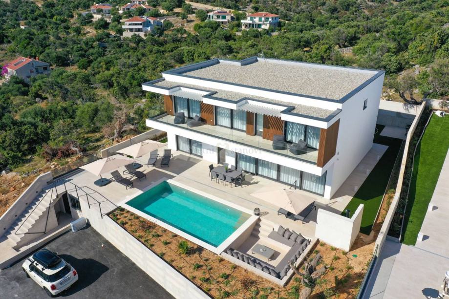 Luksuzna kuća Jakišnica, 4S+DB, bazen, 200m do mora / Luxury house Jak (prodaja)