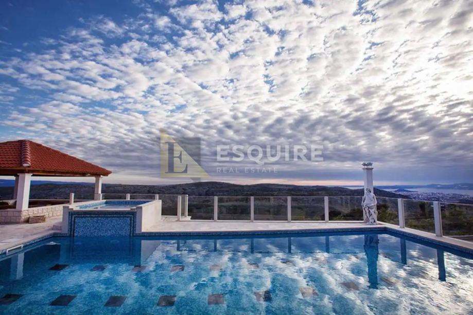 Luksuzna vila s bazenom s panoramskim pogledom na Split (prodaja)