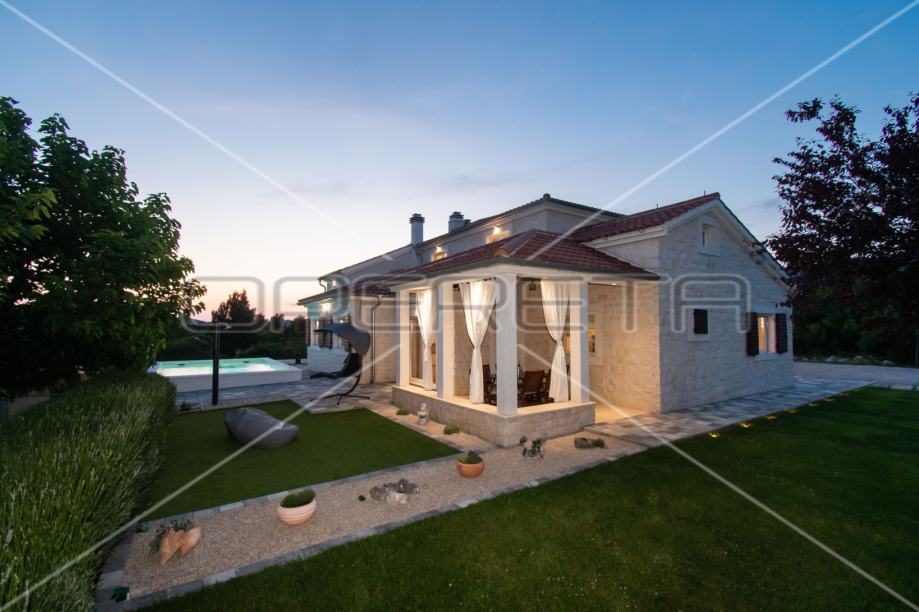 Luksuzna villa prvoklasne izgradnje, 283 m2, Dubrava kraj Šibenika (prodaja)