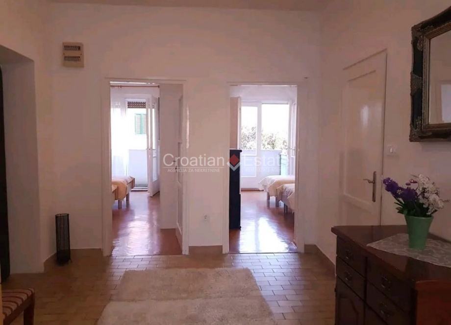 Manuš, Tolstojeva ulica, dvosobni sta s lođom, 67 m2 (iznajmljivanje)