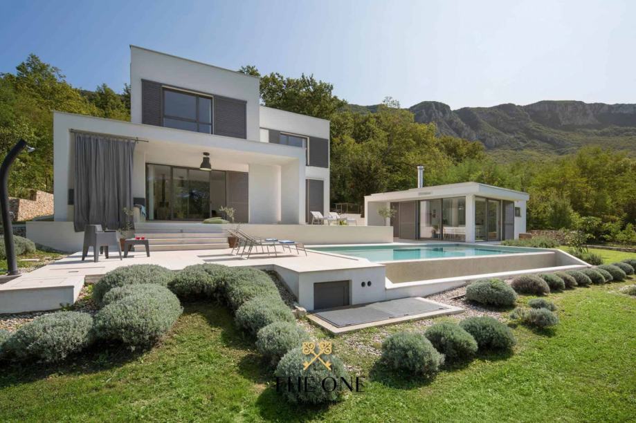 Moderna vila s bazenom na velikoj parceli u Istri (prodaja)