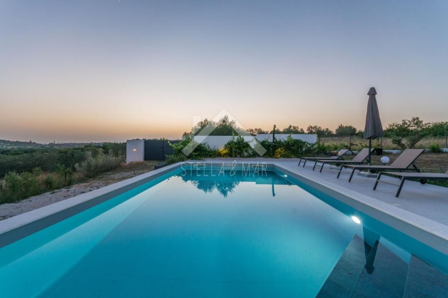 Moderna Villa sa bazenom i velikom okućnicom - Crno, Zadar (prodaja)