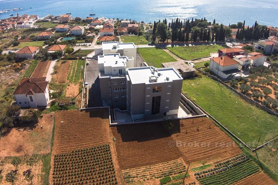 Moderni apartmani s pogledom na more u blizini Trogira *** (prodaja)