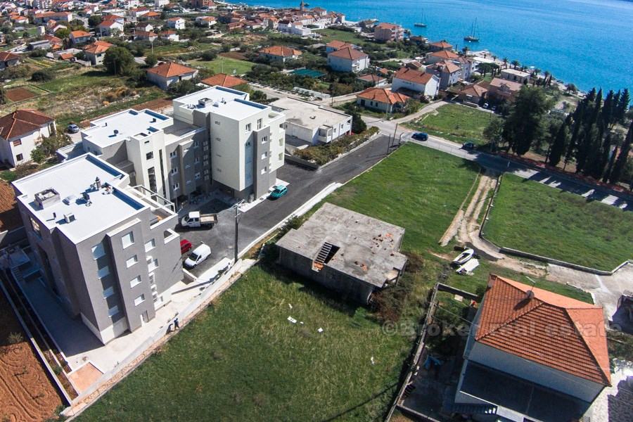 Moderni apartmani s pogledom na more u blizini Trogira *** (prodaja)