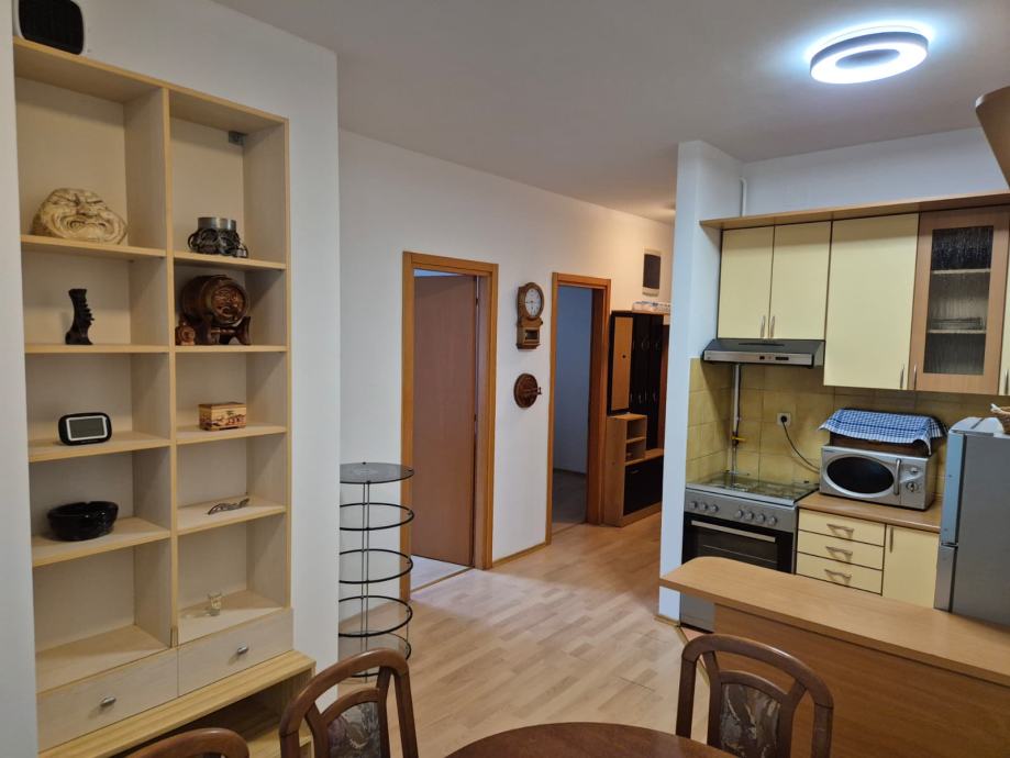 NAJAM 2S STANA U TROKUTU 38.5M2 — slika 1