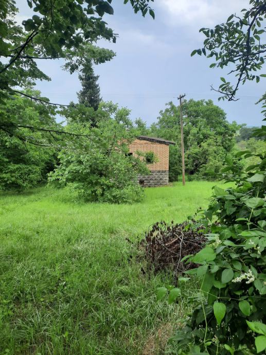 NEDOVRŠENA VIKENDICA Kneževi vinogradi Planina Suza,parcela 2200m2