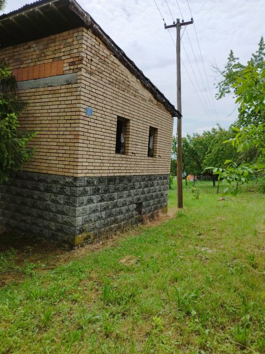 NEDOVRŠENA VIKENDICA Kneževi vinogradi Planina Suza,parcela 2200m2