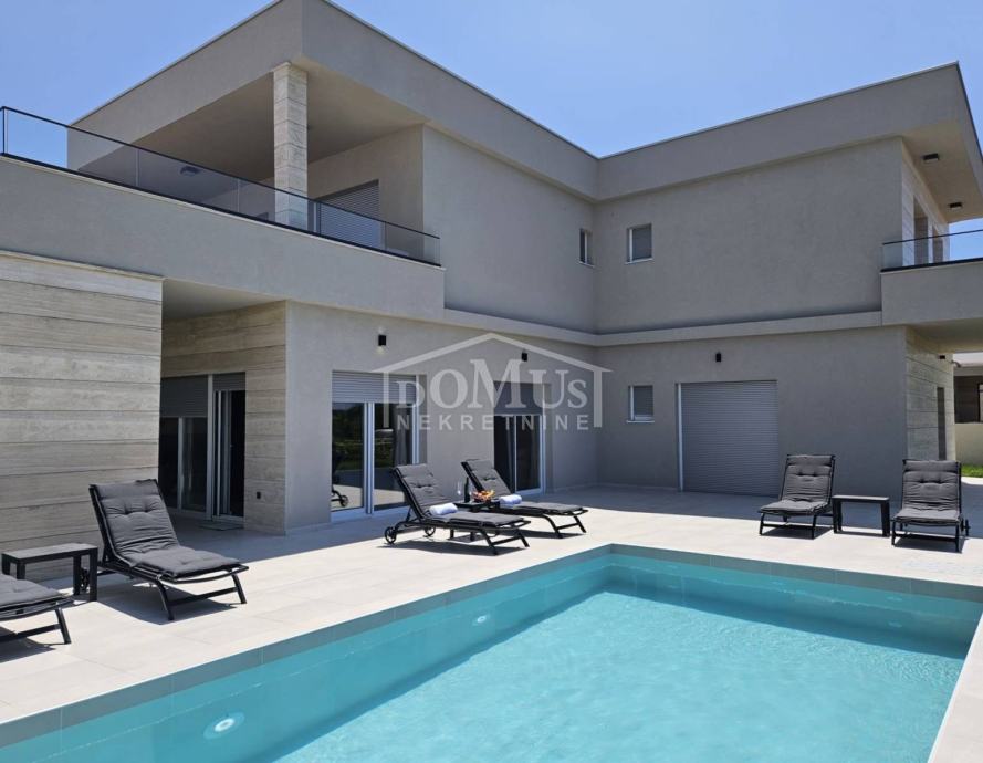 Nin luksuzna villa ukupne korisne površine 263 m2, bazen, mirna lokaci (prodaja)