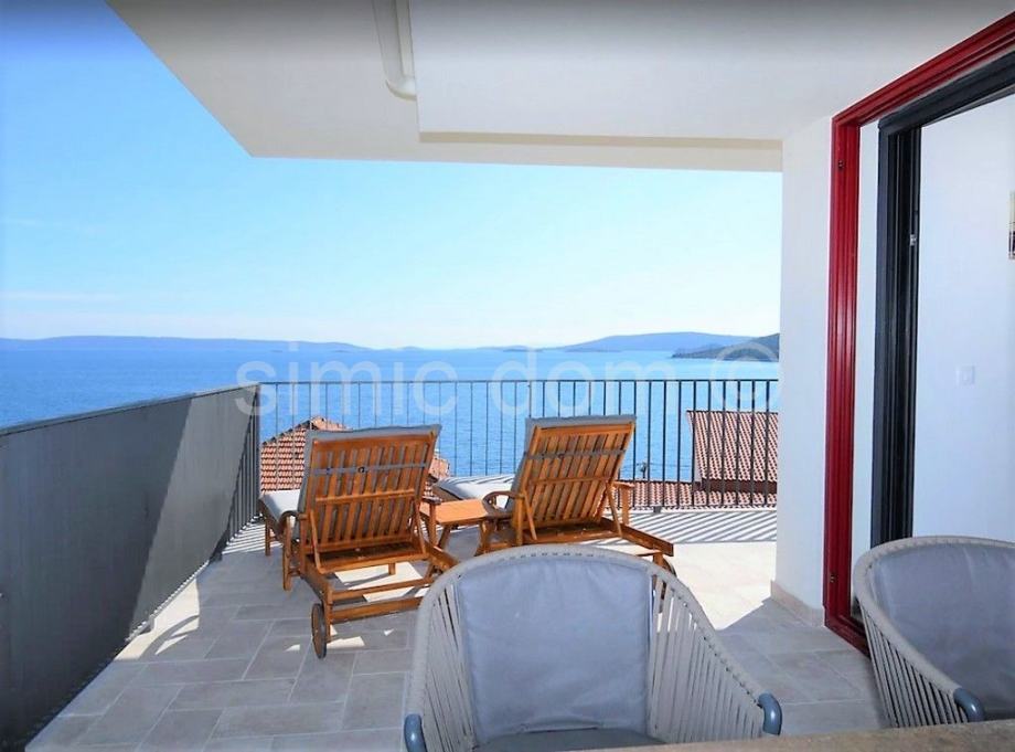 Novoizgrađena nekretnina sa panoramskim pogledom, 65m od mora, Trogir (prodaja)