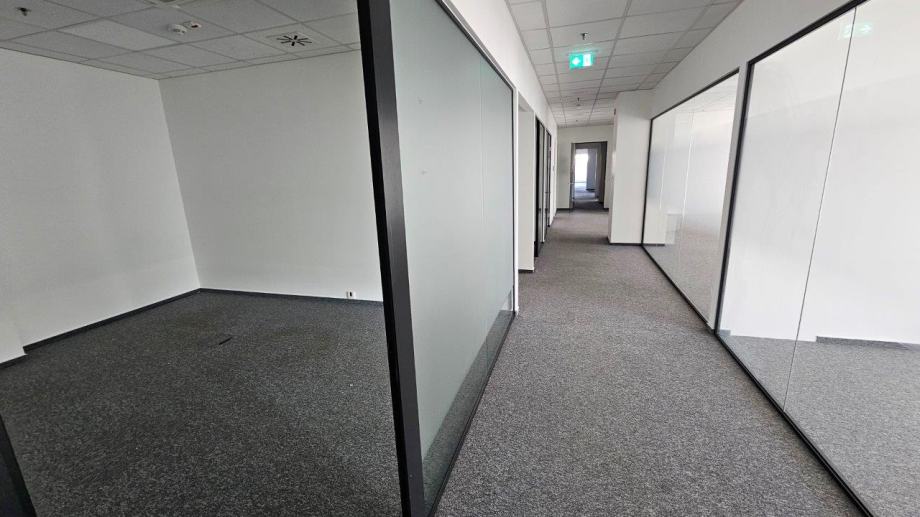 Odličan uredski prostor 430 m2 u poslovnoj zgradi (iznajmljivanje)