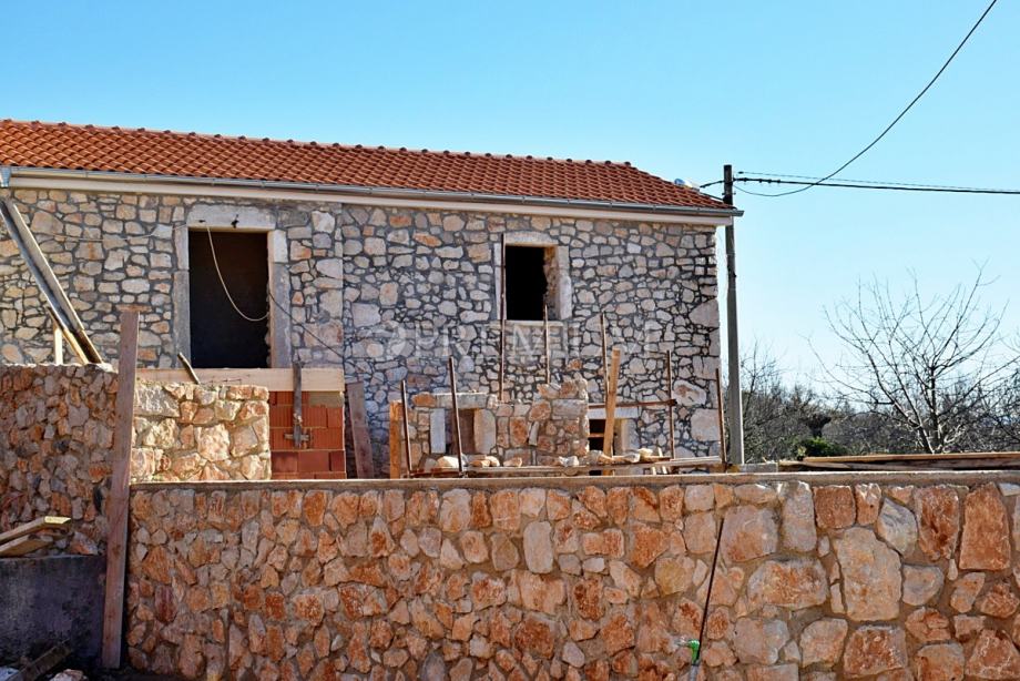 Okolica Dobrinja, prodaja adaptrirane stare dvojne kamene kuće po sist (prodaja)