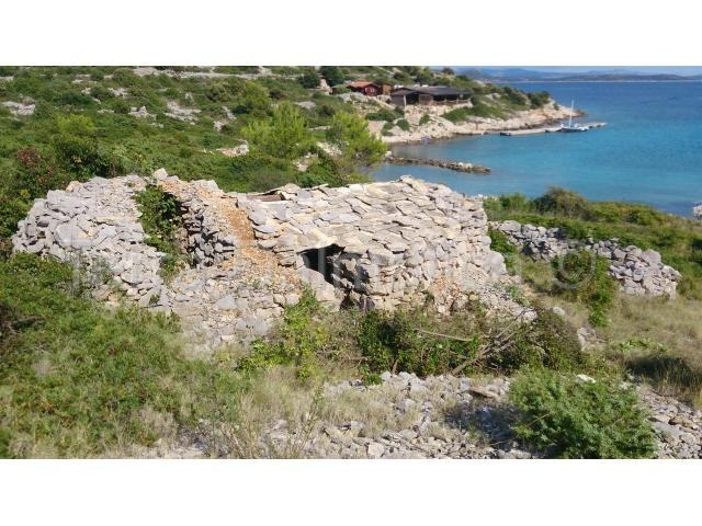 Otok Kaprije, parcela uz more sa starom kamenom kućicom