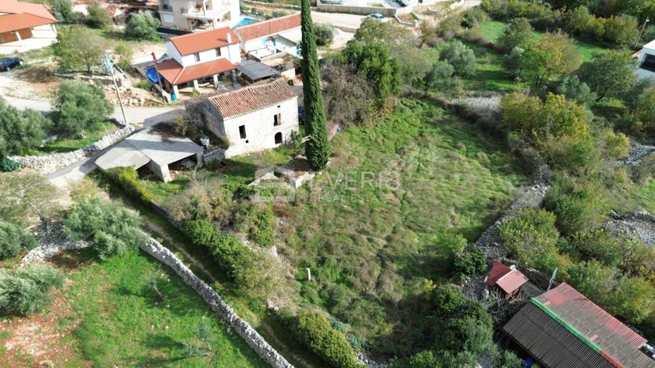 Otok Krk, Žgaljići, kamena kuća s velikom okućnicom (prodaja)