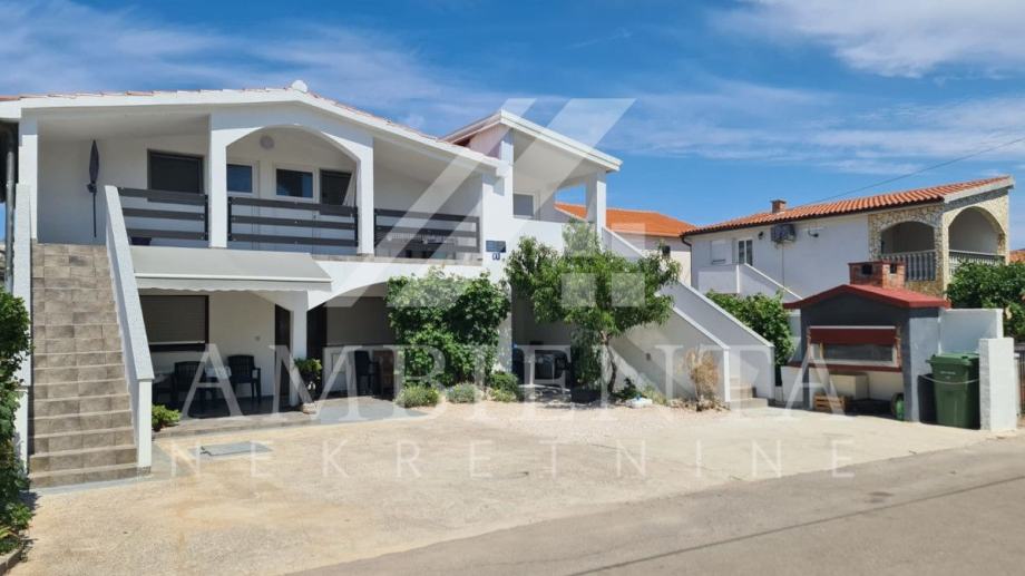 Otok Vir kuća s 5 apartmana,uhodan posao turist. najma,170m od mora (prodaja)