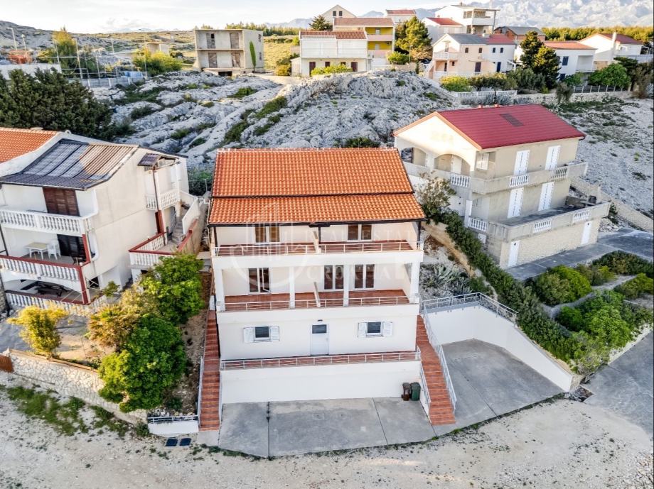 PAG – Smokvica | apartmanska kuća s 5 stanova, pogled na more, parking — slika 1