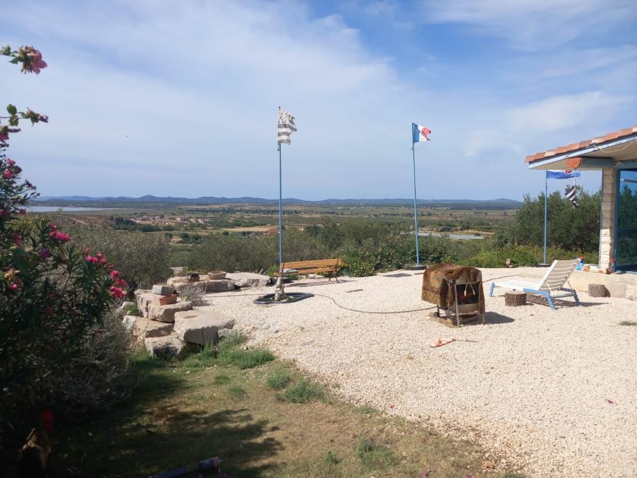 PAKOŠTANE VRANA Kuća s bazenom i pogledom na Vransko jezero (prodaja)