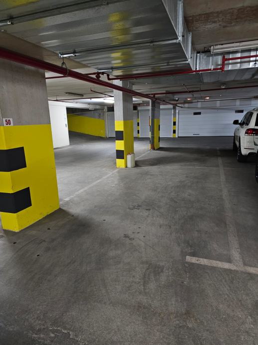 Parking mjesto u garaži, Makarska ulica, Split (iznajmljivanje)