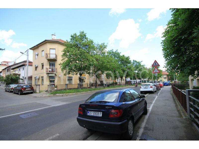 Petrova ulica, lijepa obiteljska kuća (prodaja)