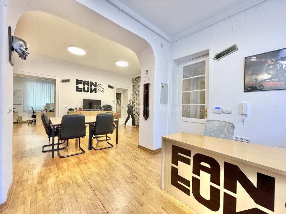 Petrova ulica, Novouređeni četverosoban stan s dva parkinga, 100m2