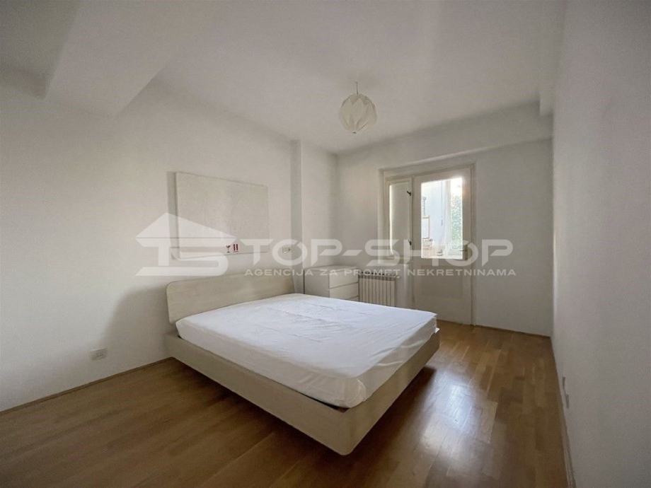 Petrova ulica, Novouređeni trosoban stan s balkonom i loggiom, 95.22m2