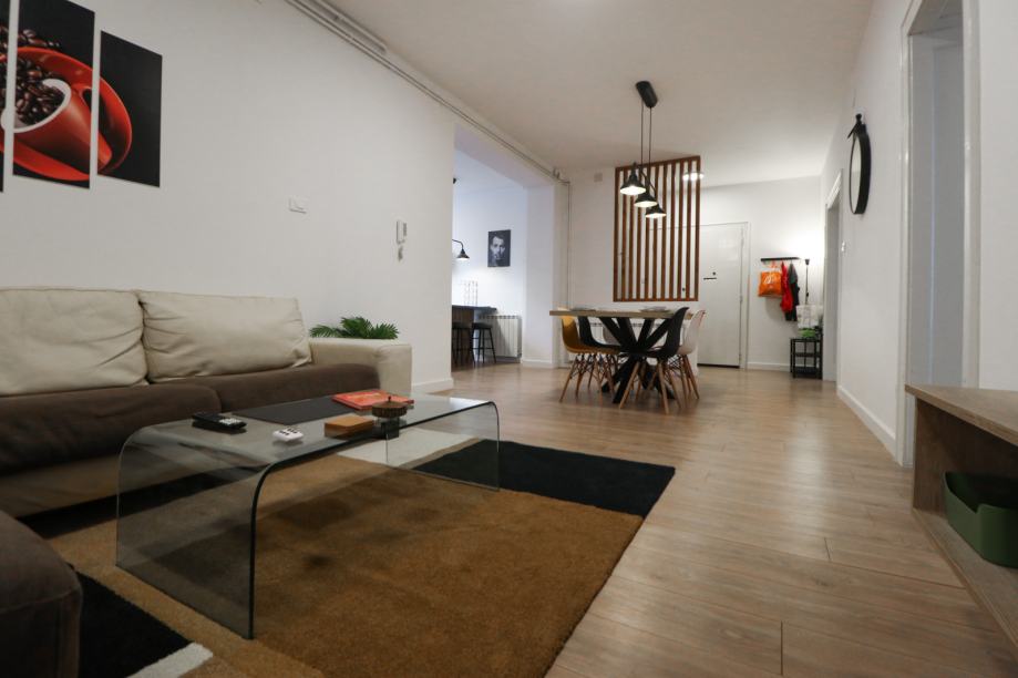 PETROVA ULICA, PREKRASAN MODERAN 4SOBAN STAN, PARKING (iznajmljivanje)