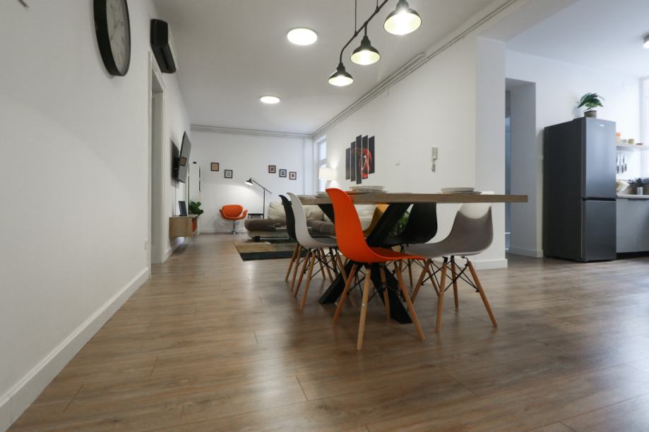 PETROVA ULICA, PREKRASAN MODERAN 4SOBAN STAN, PARKING (iznajmljivanje)