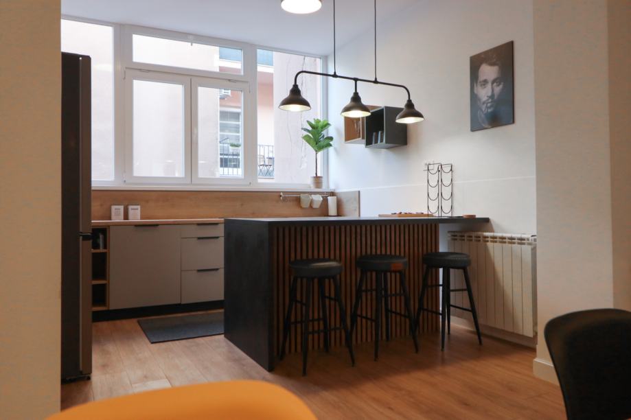 PETROVA ULICA, PREKRASAN MODERAN 4SOBAN STAN, PARKING (iznajmljivanje)