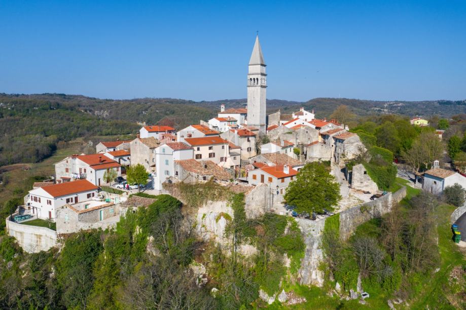 Pićan, Istra, kompleks od 3 kamene kuće u nizu na bedemu starog grada (prodaja)