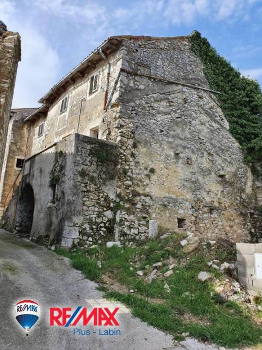 Pićan, Istra, Ruševna kuća u starogradskoj jezgri! (prodaja)