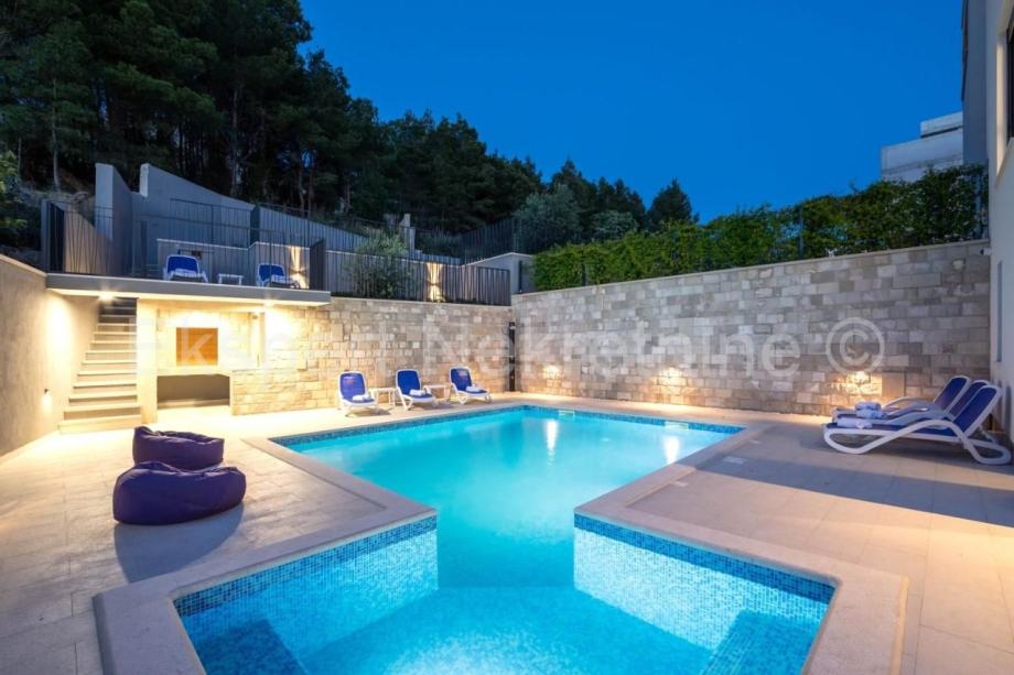 Podstrana,Strožanac,luksuzna vila 400m2 s okućnicom,bazenom i garažom (prodaja)