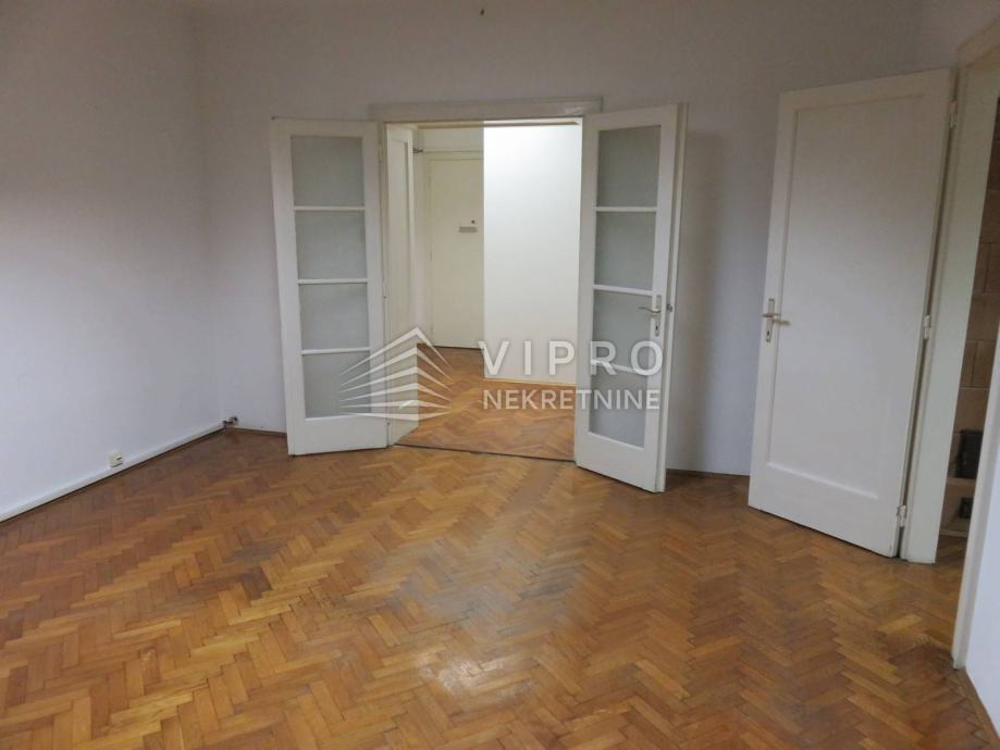 Poslovni prostor, Petrova ulica, 107 m2 na prvom katu (iznajmljivanje)