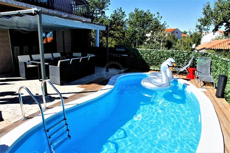 Predivna kuća sa bazenom, samo 100 m od mora! (prodaja)