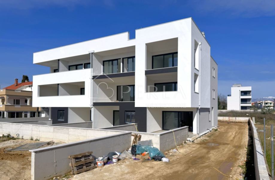 PRIVLAKA - komforan dvosoban apartman S4 s vrtom!! — slika 1