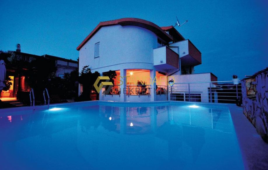 Prodaja, kuća s bazenom, Vinišće, 250 m2, potpuno uređena i namještena (prodaja)